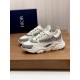 Dior Dior B22 Men's Jogging Fashion SneakersThis piece draws inspiration from vintage joggers. Featuring a chunky low-top design, the upper is made from selected cowhide leather and mesh fabric with a black and white emb