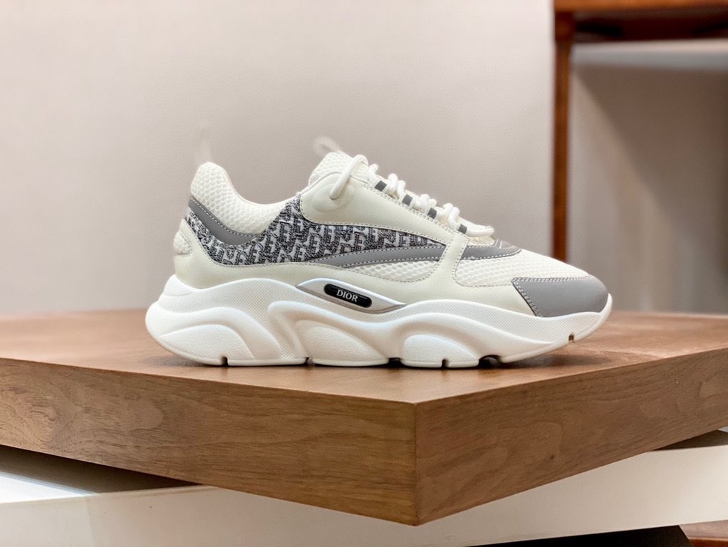 Dior Dior B22 Men's Jogging Fashion SneakersThis piece draws inspiration from vintage joggers. Featuring a chunky low-top design, the upper is made from selected cowhide leather and mesh fabric with a black and white emb