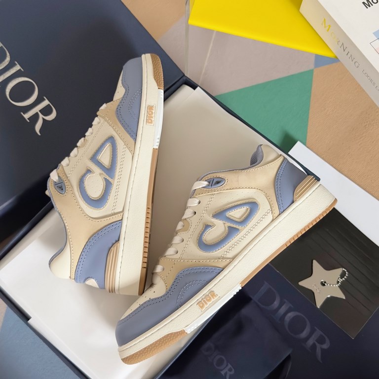 Top version low topDior Dior B57 Collection Couple's Casual Sneakers CD Skateboarding ShoesOriginal Purchase Developed Made This B57 mid-top sneaker is new to the Spring 2014 menswear collection, reinterpreting the baske