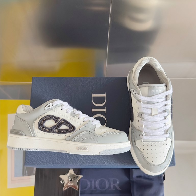 Top version low topDior Dior B57 Collection Couple's Casual Sneakers CD Skateboarding ShoesOriginal Purchase Developed Made This B57 mid-top sneaker is new to the Spring 2014 menswear collection, reinterpreting the baske