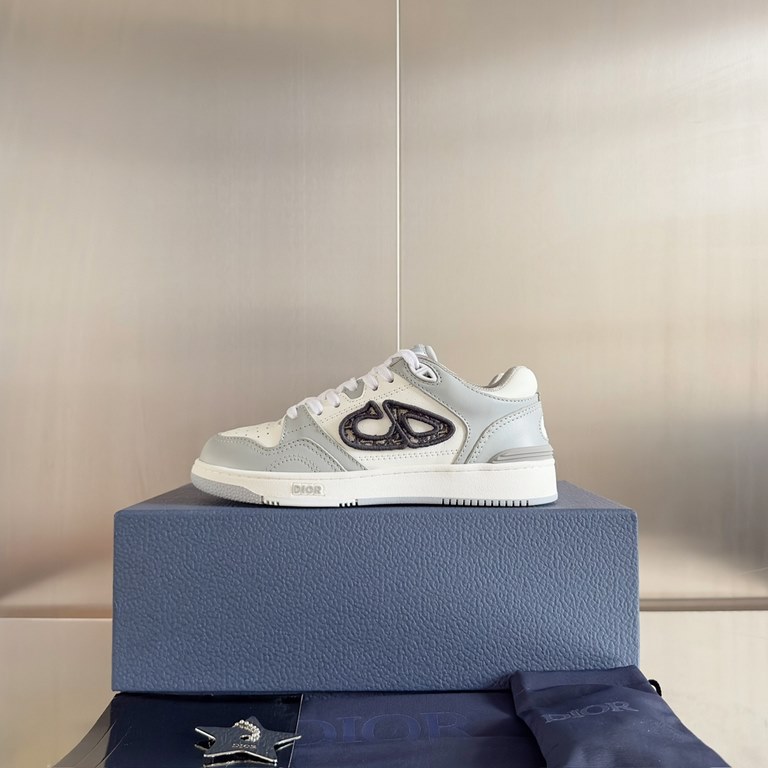 Top version low topDior Dior B57 Collection Couple's Casual Sneakers CD Skateboarding ShoesOriginal Purchase Developed Made This B57 mid-top sneaker is new to the Spring 2014 menswear collection, reinterpreting the baske