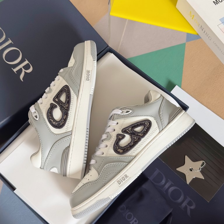 Top version low topDior Dior B57 Collection Couple's Casual Sneakers CD Skateboarding ShoesOriginal Purchase Developed Made This B57 mid-top sneaker is new to the Spring 2014 menswear collection, reinterpreting the baske