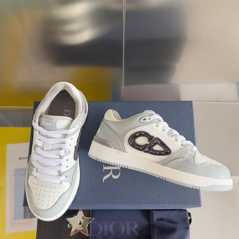 Top version low topDior Dior B57 Collection Couple's Casual Sneakers CD Skateboarding ShoesOriginal Purchase Developed Made This B57 mid-top sneaker is new to the Spring 2014 menswear collection, reinterpreting the baske