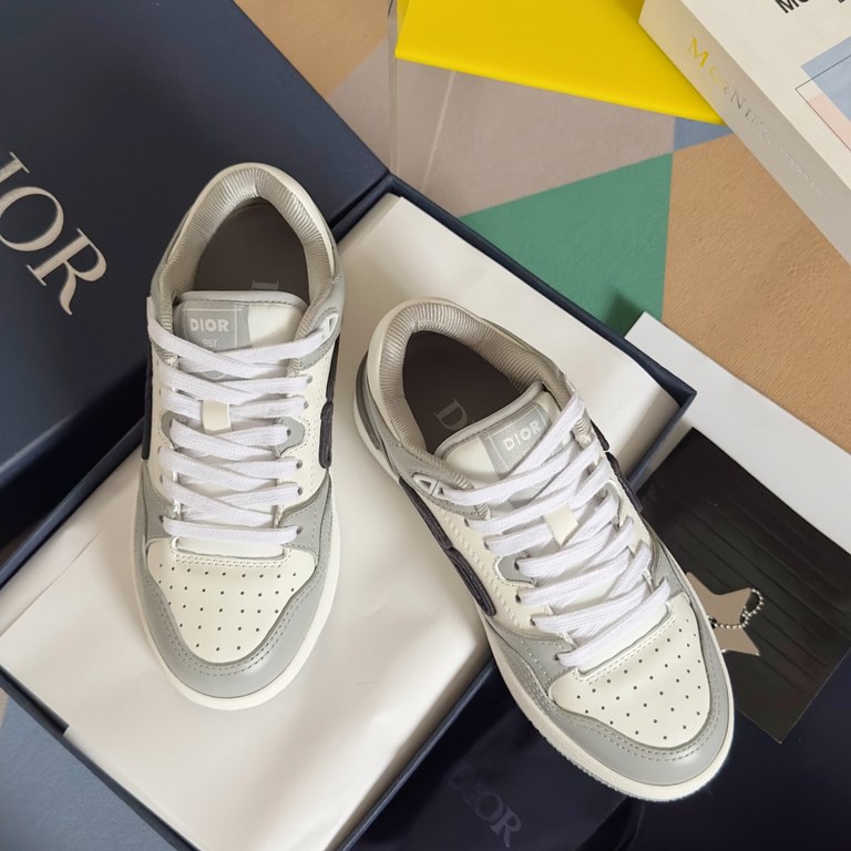 Top version low topDior Dior B57 Collection Couple's Casual Sneakers CD Skateboarding ShoesOriginal Purchase Developed Made This B57 mid-top sneaker is new to the Spring 2014 menswear collection, reinterpreting the baske