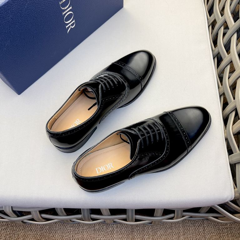 Dior Derby Shoes｜Leather soled formal shoes｜Meticulously crafted in open-edge beaded cowhide｜Water dyed cowhide lining｜With classic lace-up closure｜Side embossed logo｜Sheeny stacked heel for a touch of style｜Can be worn 