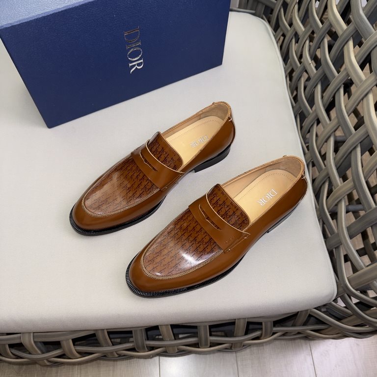 Dior Derby Shoes｜Leather soled formal shoes｜Meticulously crafted in open-edge beaded cowhide leather｜Water dyed cowhide lining｜With classic lace-up closure｜Side embossed logo｜Sheeny stacked heel for a touch of style｜Can 