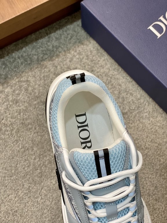 Dior Dior B22 Men's Jogging Fashion SneakersThis piece draws inspiration from vintage joggers. Featuring a chunky low-top design, the upper is made from selected cowhide leather and mesh fabric with a black and white emb