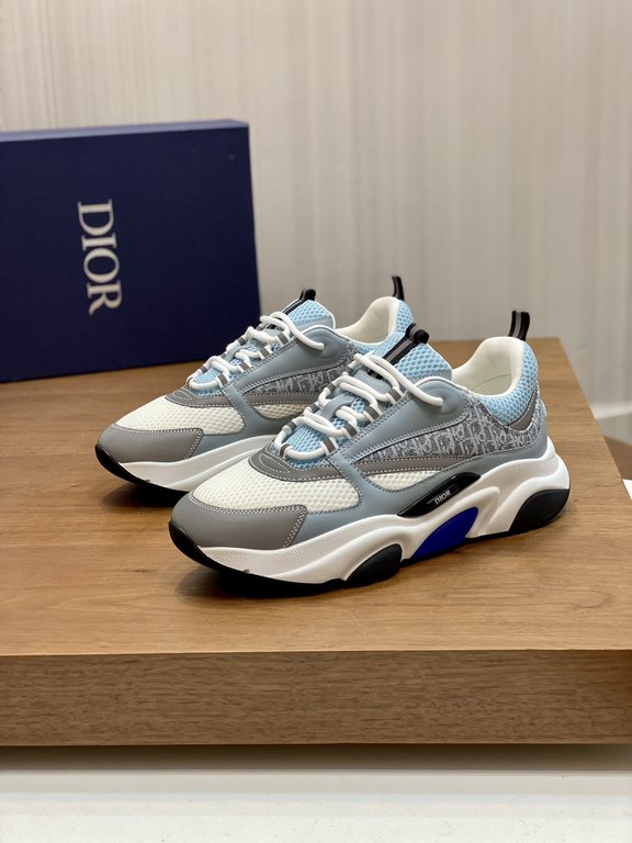 Dior Dior B22 Men's Jogging Fashion SneakersThis piece draws inspiration from vintage joggers. Featuring a chunky low-top design, the upper is made from selected cowhide leather and mesh fabric with a black and white emb