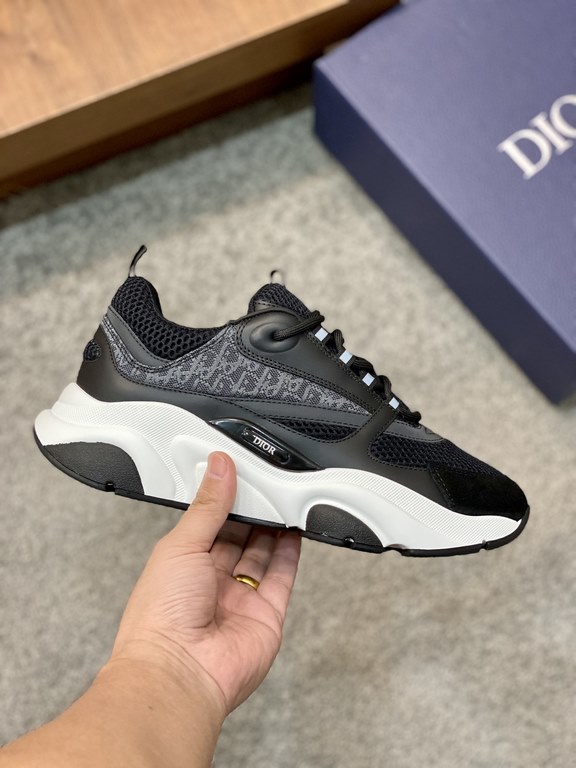 Dior Dior B22 Men's Jogging Fashion SneakersThis piece draws inspiration from vintage joggers. Featuring a chunky low-top design, the upper is made from selected cowhide leather and mesh fabric with a black and white emb