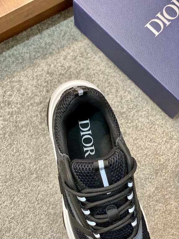 Dior Dior B22 Men's Jogging Fashion SneakersThis piece draws inspiration from vintage joggers. Featuring a chunky low-top design, the upper is made from selected cowhide leather and mesh fabric with a black and white emb