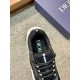 Dior Dior B22 Men's Jogging Fashion SneakersThis piece draws inspiration from vintage joggers. Featuring a chunky low-top design, the upper is made from selected cowhide leather and mesh fabric with a black and white emb