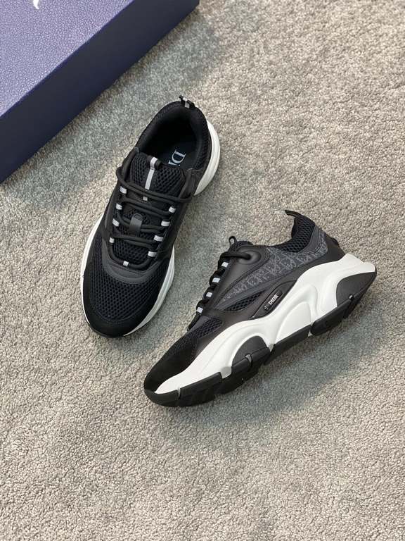 Dior Dior B22 Men's Jogging Fashion SneakersThis piece draws inspiration from vintage joggers. Featuring a chunky low-top design, the upper is made from selected cowhide leather and mesh fabric with a black and white emb