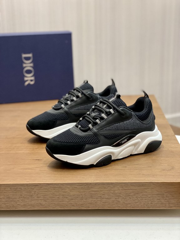 Dior Dior B22 Men's Jogging Fashion SneakersThis piece draws inspiration from vintage joggers. Featuring a chunky low-top design, the upper is made from selected cowhide leather and mesh fabric with a black and white emb