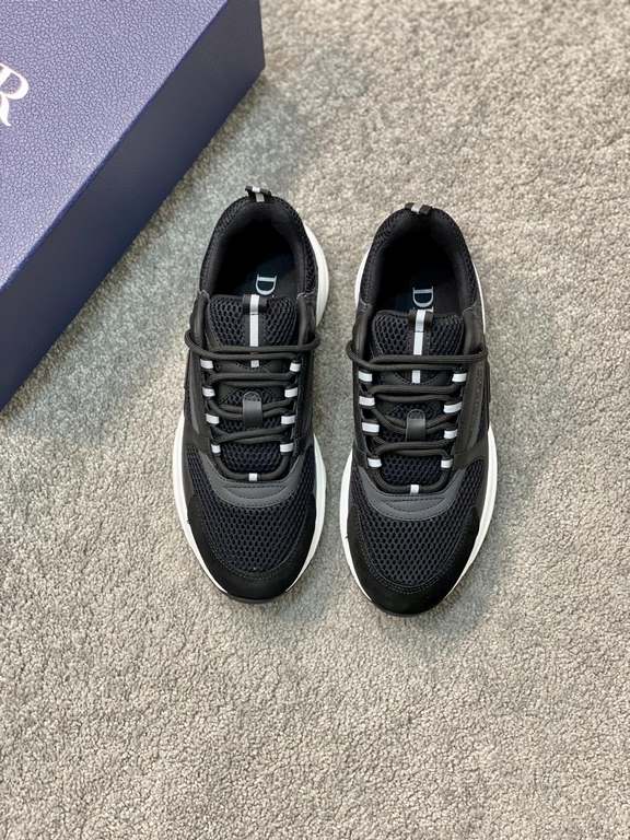 Dior Dior B22 Men's Jogging Fashion SneakersThis piece draws inspiration from vintage joggers. Featuring a chunky low-top design, the upper is made from selected cowhide leather and mesh fabric with a black and white emb