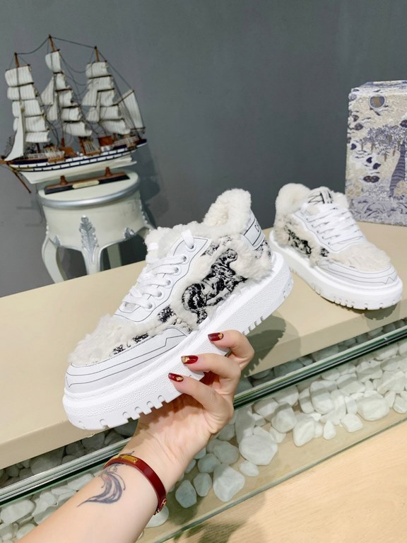 Factory price         (Dior)The Dior-ID Dior sneaker from the D's FallWinter 2023 ready-to-wear collection is a modern take on the shoe. Textured rubber inserts in the same hue conceal the laces, while the Velcro tongue 