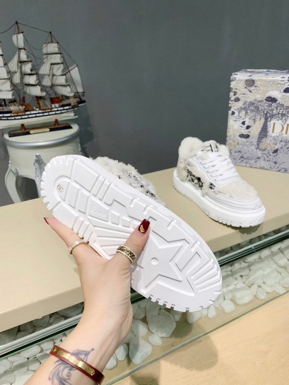 Factory price         (Dior)The Dior-ID Dior sneaker from the D's FallWinter 2023 ready-to-wear collection is a modern take on the shoe. Textured rubber inserts in the same hue conceal the laces, while the Velcro tongue 