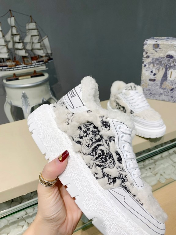 Factory price         (Dior)The Dior-ID Dior sneaker from the D's FallWinter 2023 ready-to-wear collection is a modern take on the shoe. Textured rubber inserts in the same hue conceal the laces, while the Velcro tongue 