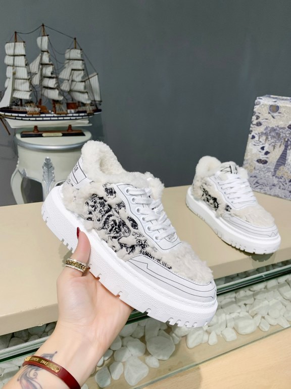 Factory price         (Dior)The Dior-ID Dior sneaker from the D's FallWinter 2023 ready-to-wear collection is a modern take on the shoe. Textured rubber inserts in the same hue conceal the laces, while the Velcro tongue 