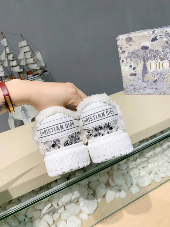 Factory price         (Dior)The Dior-ID Dior sneaker from the D's FallWinter 2023 ready-to-wear collection is a modern take on the shoe. Textured rubber inserts in the same hue conceal the laces, while the Velcro tongue 