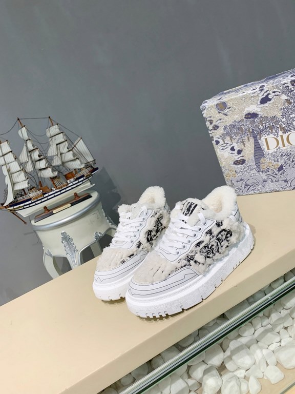 Factory price         (Dior)The Dior-ID Dior sneaker from the D's FallWinter 2023 ready-to-wear collection is a modern take on the shoe. Textured rubber inserts in the same hue conceal the laces, while the Velcro tongue 