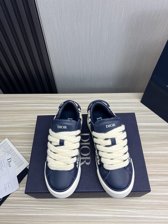 Dior Dior.B33 seriesCouple's casual board shoes qingkv    Original purchaseCrafted from Dior cowhide leather, the side panels are adorned with a canvas panel in the same shade of the CD Diamond pattern.The CD Icon lace e