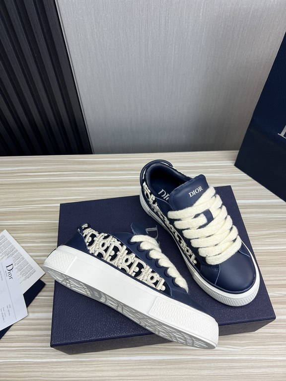 Dior Dior.B33 seriesCouple's casual board shoes qingkv    Original purchaseCrafted from Dior cowhide leather, the side panels are adorned with a canvas panel in the same shade of the CD Diamond pattern.The CD Icon lace e