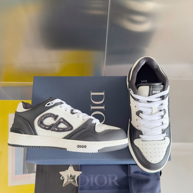 Top version low topDior Dior B57 Collection Couple's Casual Sneakers CD Skateboarding ShoesOriginal Purchase Developed Made This B57 mid-top sneaker is new to the Spring 2014 menswear collection, reinterpreting the baske