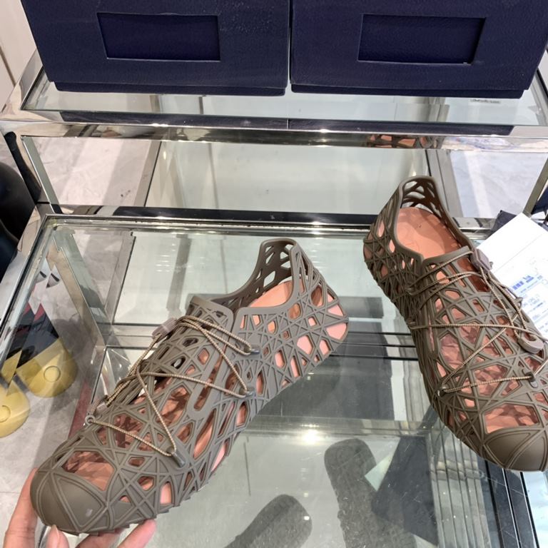 Men's Dior Warp Sandal Summer23The Dior Men's Dior Warp sandals made an exciting debut at the launch show with a casual style that's been reinterpreted in a futuristic spirit. Crafted from ultra-lightweight white rubber,