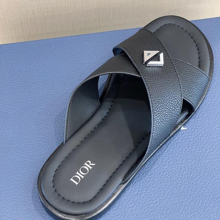 DioГ Alias Men's SlippersThis Alias sandal is new for Summer 2023 and shows off casual elegance. Meticulously crafted from grained cowhide leather, Oblique printed fabric and cowhide lining! Crossover strap design with m