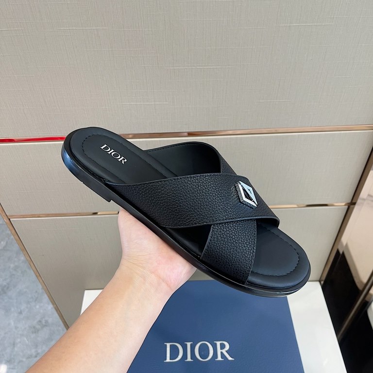 DioГ Alias Men's SlippersThis Alias sandal is new for Summer 2023 and shows off casual elegance. Meticulously crafted from grained cowhide leather, Oblique printed fabric and cowhide lining! Crossover strap design with m