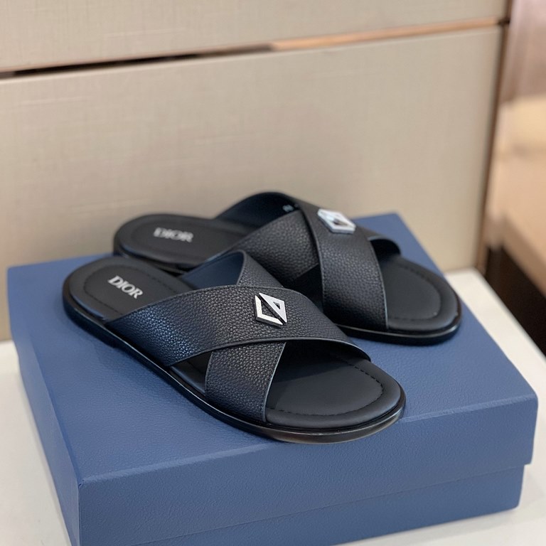 DioГ Alias Men's SlippersThis Alias sandal is new for Summer 2023 and shows off casual elegance. Meticulously crafted from grained cowhide leather, Oblique printed fabric and cowhide lining! Crossover strap design with m