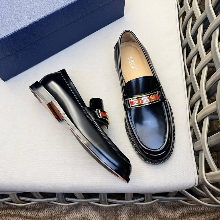 DIOGranville Formal Leather Loafers｜Made of black smooth cowhide leather｜Metallic laminated brass Dior Oblique logo on upper｜Matched with leather sole in the same color｜Dior logo engraved on heel for a more sophisticated