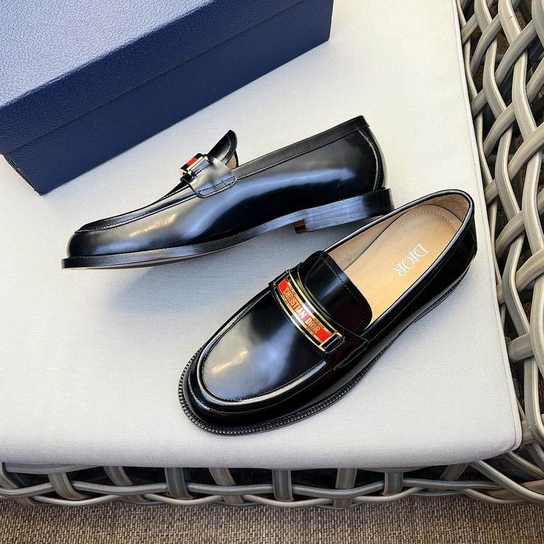 DIOGranville Formal Leather Loafers｜Made of black smooth cowhide leather｜Metallic laminated brass Dior Oblique logo on upper｜Matched with leather sole in the same color｜Dior logo engraved on heel for a more sophisticated