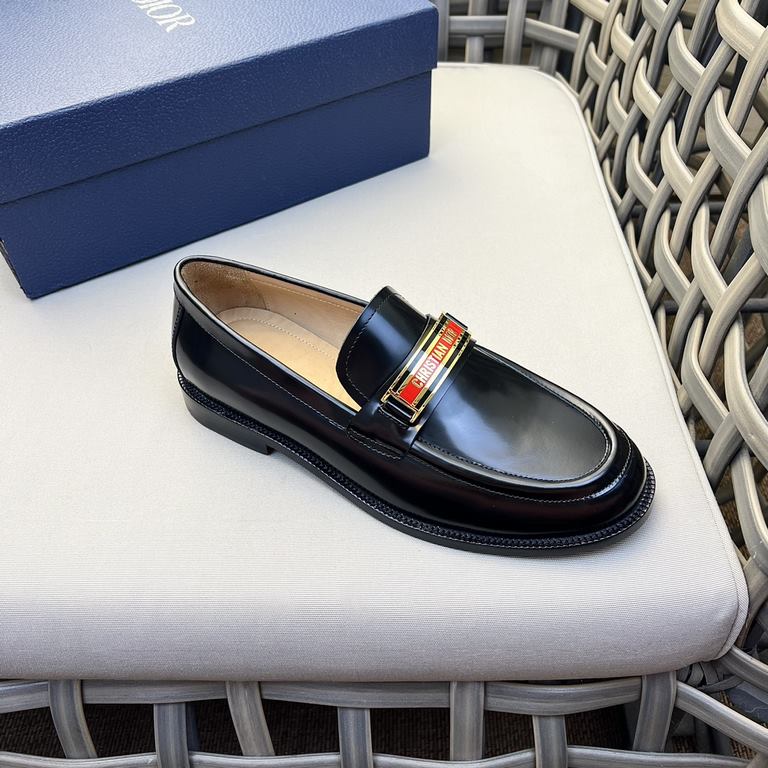 DIOGranville Formal Leather Loafers｜Made of black smooth cowhide leather｜Metallic laminated brass Dior Oblique logo on upper｜Matched with leather sole in the same color｜Dior logo engraved on heel for a more sophisticated