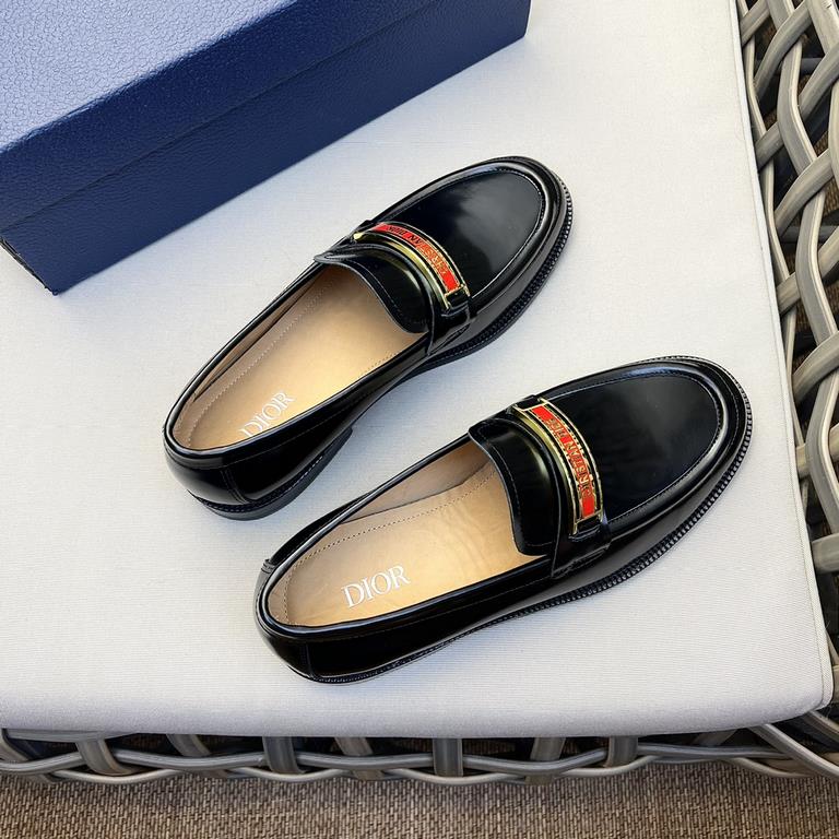 DIOGranville Formal Leather Loafers｜Made of black smooth cowhide leather｜Metallic laminated brass Dior Oblique logo on upper｜Matched with leather sole in the same color｜Dior logo engraved on heel for a more sophisticated