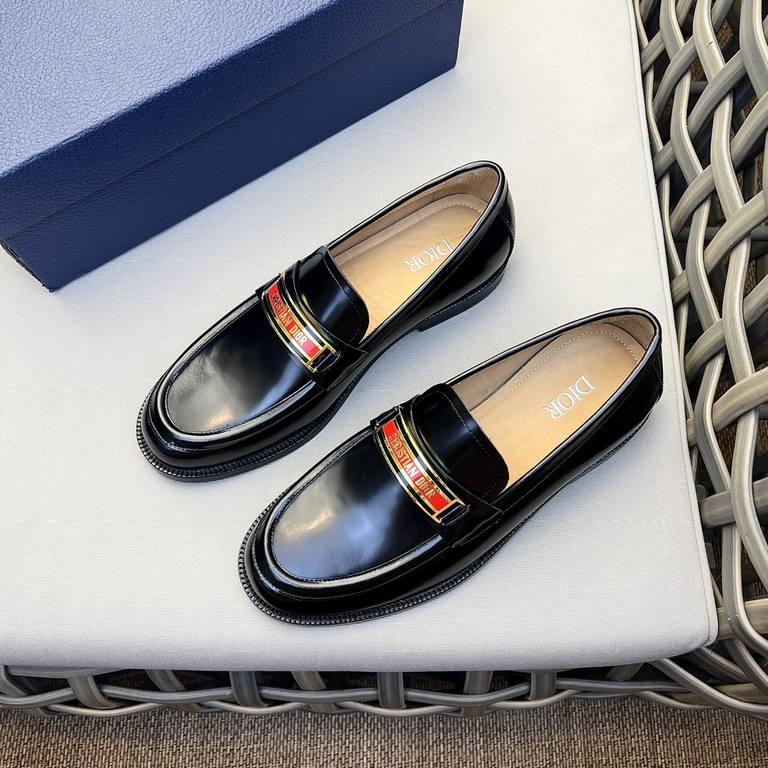 DIOGranville Formal Leather Loafers｜Made of black smooth cowhide leather｜Metallic laminated brass Dior Oblique logo on upper｜Matched with leather sole in the same color｜Dior logo engraved on heel for a more sophisticated