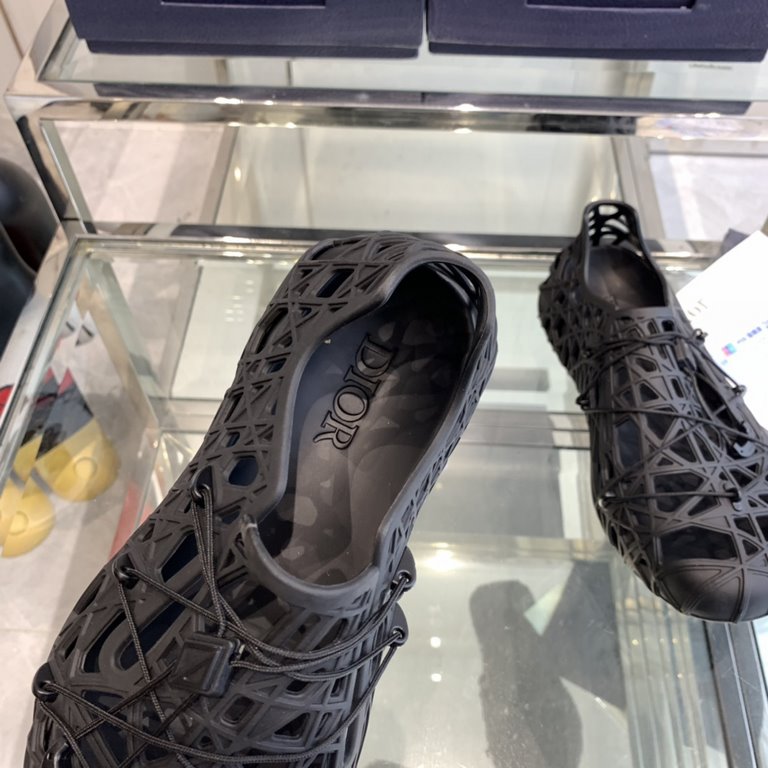 Men's Dior Warp Sandal Summer23The Dior Men's Dior Warp sandals made an exciting debut at the launch show with a casual style that's been reinterpreted in a futuristic spirit. Crafted from ultra-lightweight white rubber,