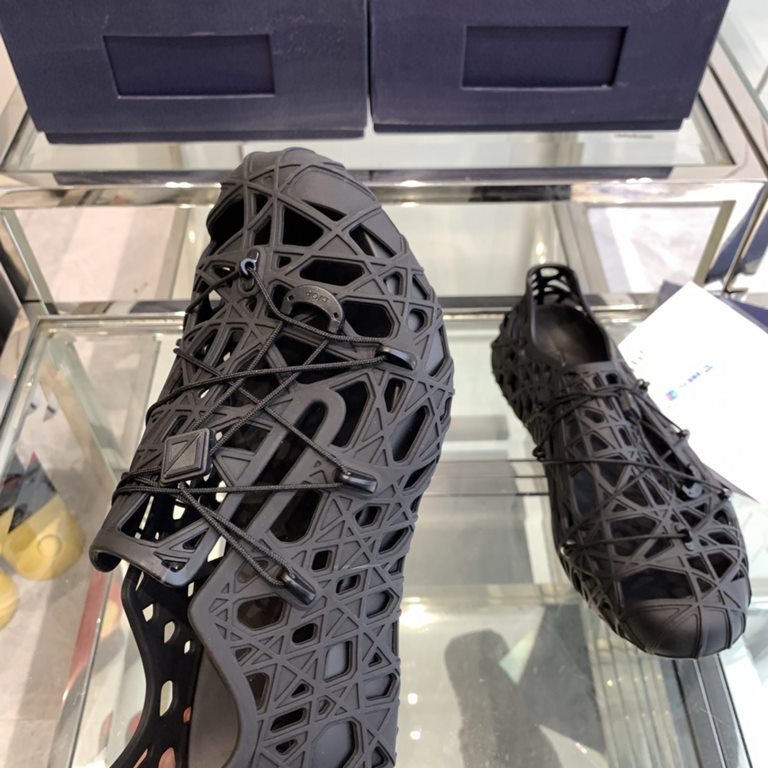 Men's Dior Warp Sandal Summer23The Dior Men's Dior Warp sandals made an exciting debut at the launch show with a casual style that's been reinterpreted in a futuristic spirit. Crafted from ultra-lightweight white rubber,