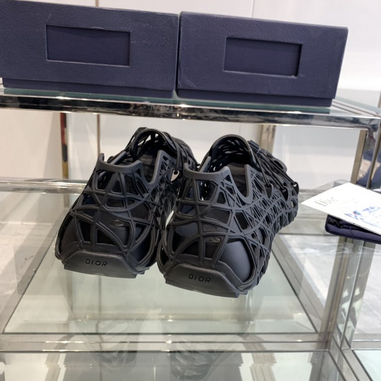 Men's Dior Warp Sandal Summer23The Dior Men's Dior Warp sandals made an exciting debut at the launch show with a casual style that's been reinterpreted in a futuristic spirit. Crafted from ultra-lightweight white rubber,