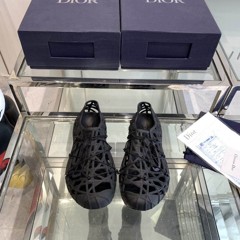 Men's Dior Warp Sandal Summer23The Dior Men's Dior Warp sandals made an exciting debut at the launch show with a casual style that's been reinterpreted in a futuristic spirit. Crafted from ultra-lightweight white rubber,