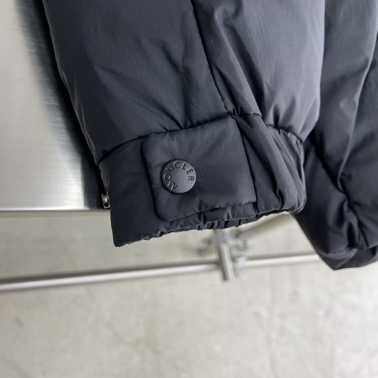 980 (with aftermarket)-Mon 23Fw madeira. black knight monogrammed down jacketFall and winter new madeira. black knight placket three-dimensional embossed embossed bib hooded mid-length down jacketA functional closet stan