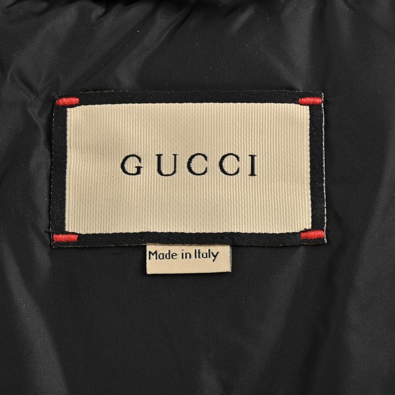 555GucciGucci 22Fw Down Jacket with Red and Green WebbingNote The white version has removable cuffs that can be worn as a vest.19,200 for ZP, made of 100% high count, low-twist cotton fiber yarns woven through a plain we