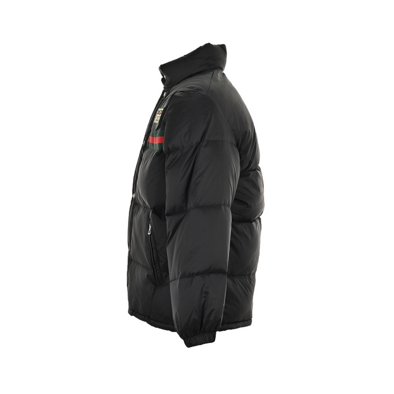 555GucciGucci 22Fw Down Jacket with Red and Green WebbingNote The white version has removable cuffs that can be worn as a vest.19,200 for ZP, made of 100% high count, low-twist cotton fiber yarns woven through a plain we