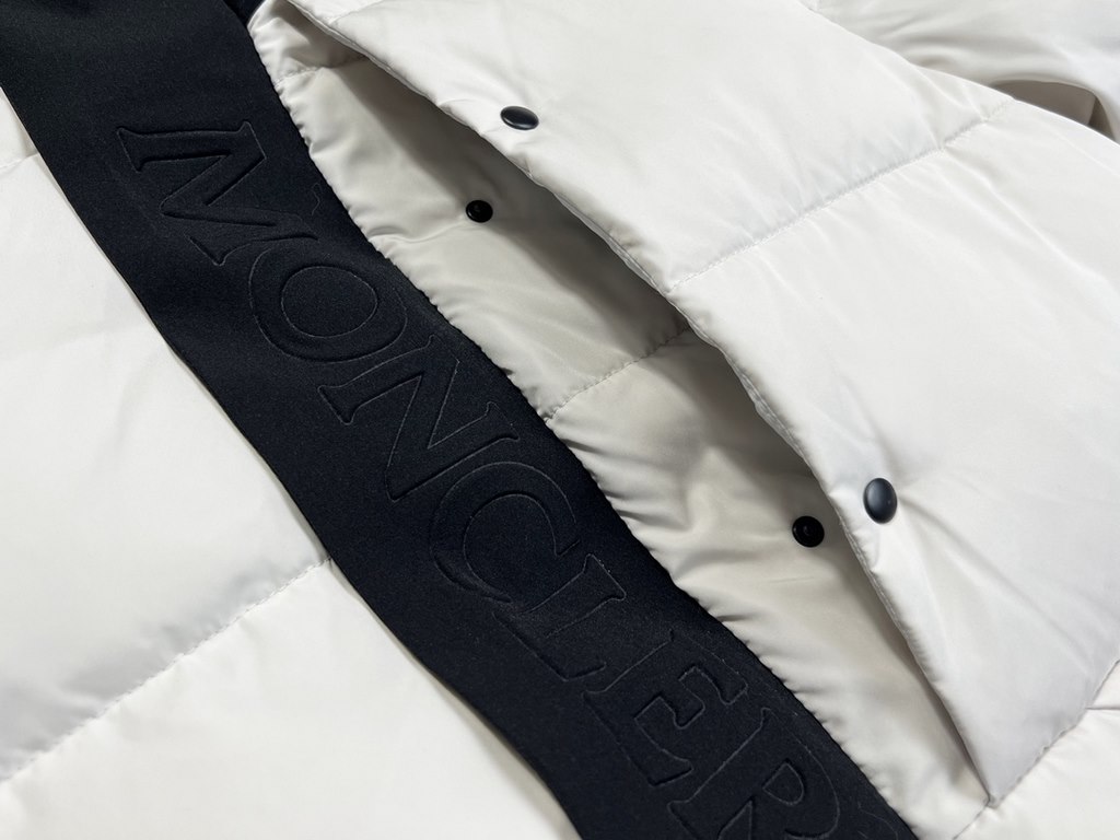 525 (correct version top replica)22 Years Moncler Moncler Black Knight Tricolor Short Down Jacket Embossed Doorstop Down Jacket Breaded JacketOfficial website is out of stock Embossed placket is obvious Distinctive curre