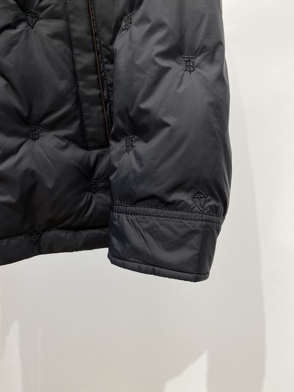 595  Burberry's newest men's down jacket is soft and cozy. The shape of the jacket is superb. Zipper. Accessories are customer supply, imported fabrics, lightweight and comfortable, warm and stylish, simple and generous 