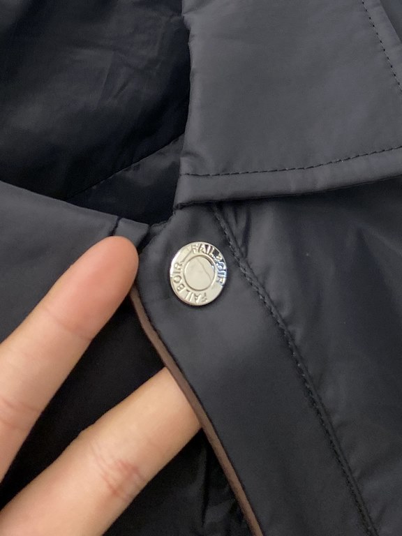 595  Burberry's newest men's down jacket is soft and cozy. The shape of the jacket is superb. Zipper. Accessories are customer supply, imported fabrics, lightweight and comfortable, warm and stylish, simple and generous 