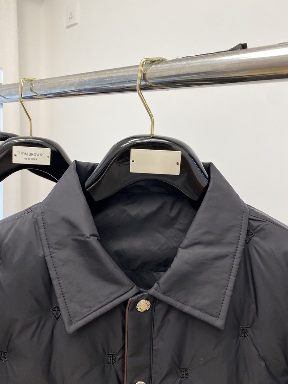 595  Burberry's newest men's down jacket is soft and cozy. The shape of the jacket is superb. Zipper. Accessories are customer supply, imported fabrics, lightweight and comfortable, warm and stylish, simple and generous 