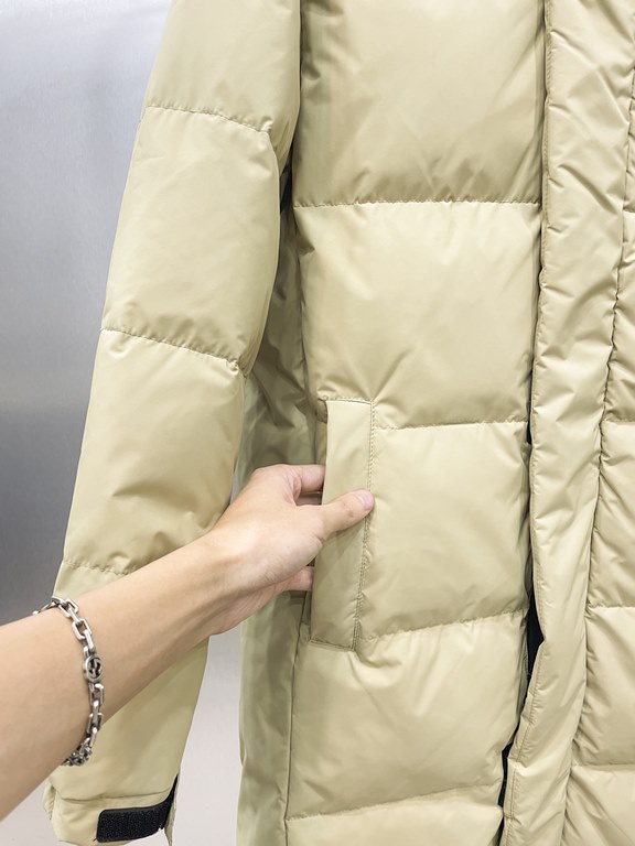 525  Item No. 946The North Face Long Thickened Warm Hooded Down Jacket  original consistent fabric coating waterproof windproof warmth of the topThe official website and a drug channel in the sale of the highest version 