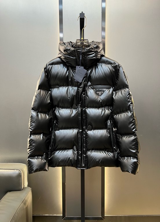 880prada prada new jacquard nylon down jacket metal small label down jacket. The down jacket is made from re-nylon recycled nylon in a modern design that complements the silhouette, with 95% white duck down for warmth an