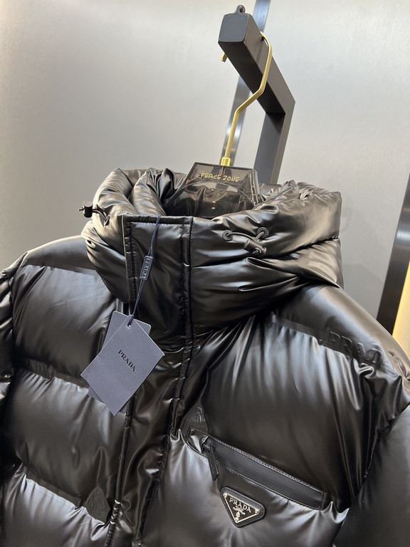 880prada prada new jacquard nylon down jacket metal small label down jacket. The down jacket is made from re-nylon recycled nylon in a modern design that complements the silhouette, with 95% white duck down for warmth an